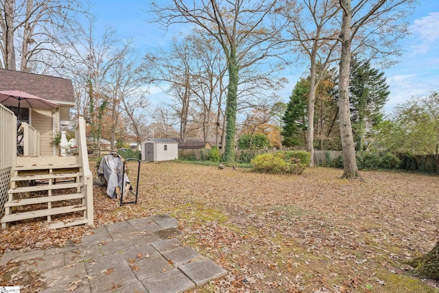 view of yard with a storage shed