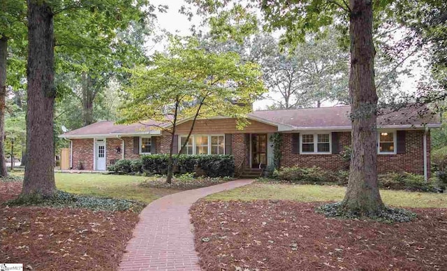 ranch-style home featuring a front lawn