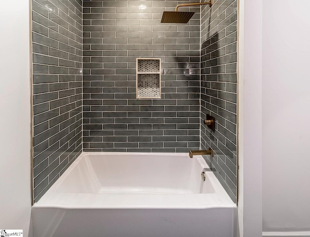 bathroom with tiled shower / bath