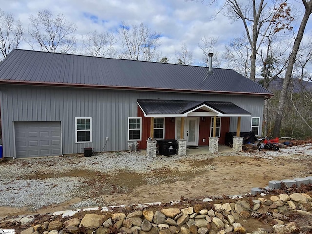 view of front of house with a porch and a garage