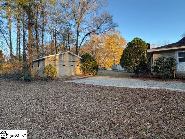 view of yard featuring a garage and an outdoor structure