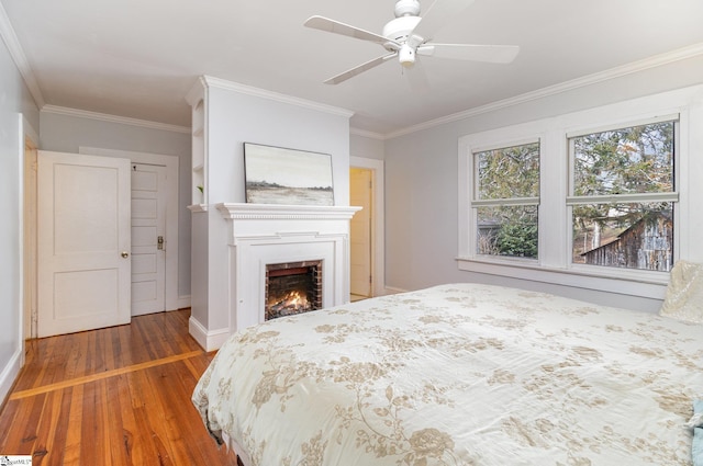 unfurnished bedroom featuring dark hardwood / wood-style flooring, ceiling fan, and crown molding