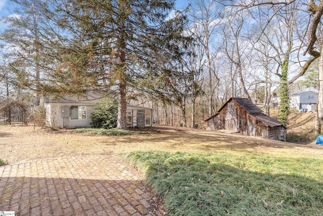 view of yard with an outdoor structure