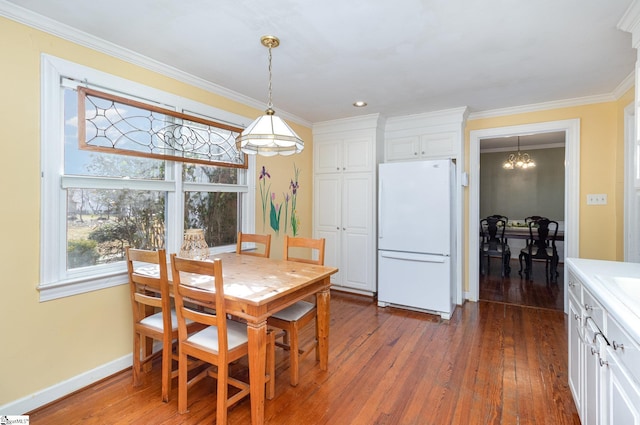 dining room featuring crown molding, dark hardwood / wood-style floors, and a notable chandelier