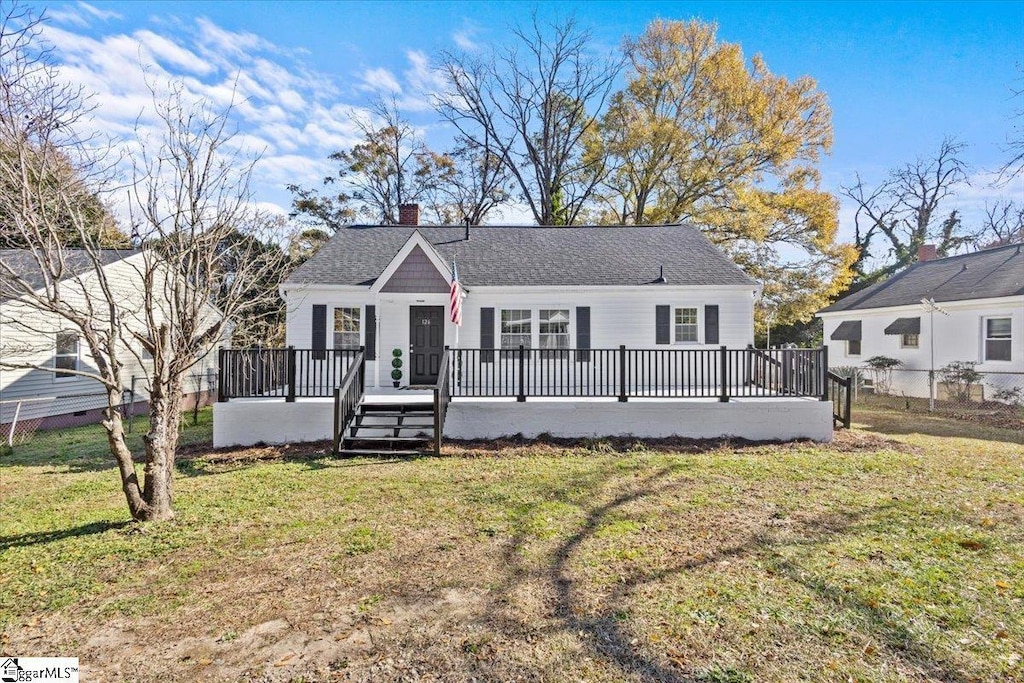 view of front facade featuring a wooden deck and a front lawn