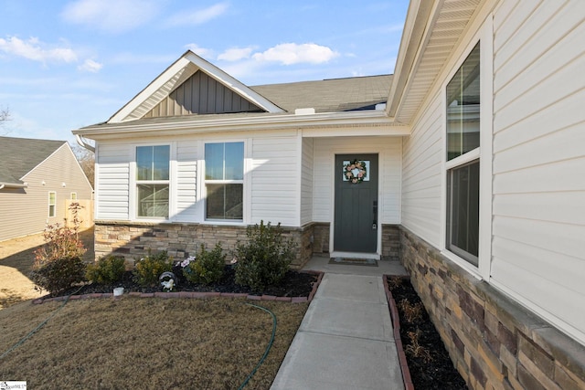 property entrance featuring a yard