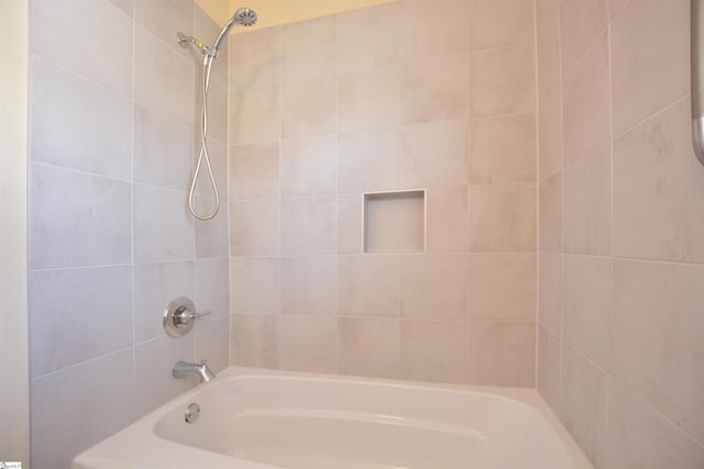 bathroom with tiled shower / bath