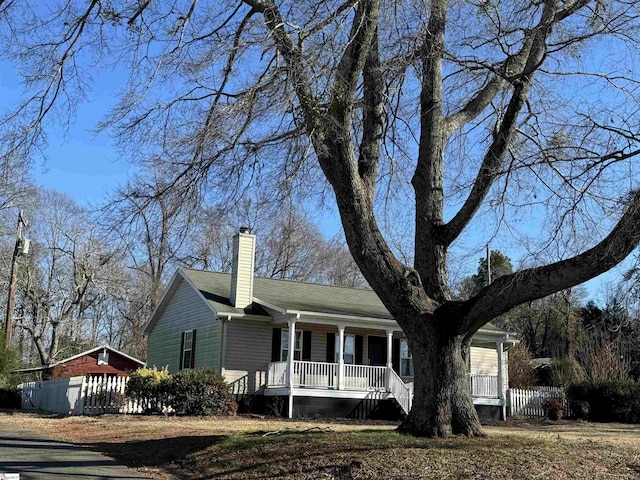 single story home featuring a porch