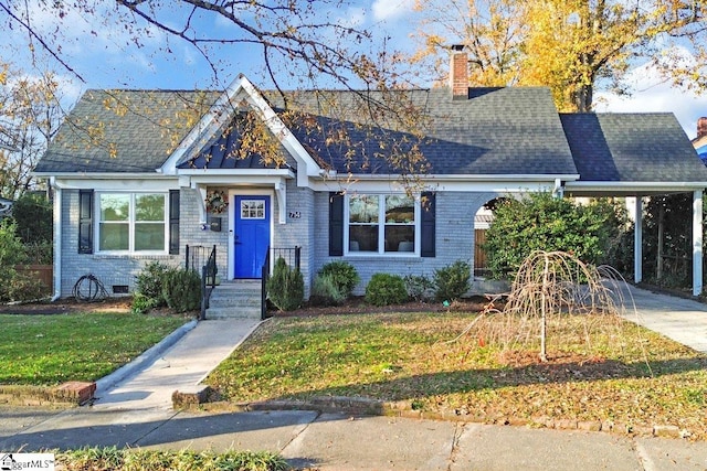 view of front facade with a front lawn