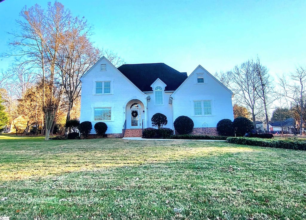 view of front of home with a front yard