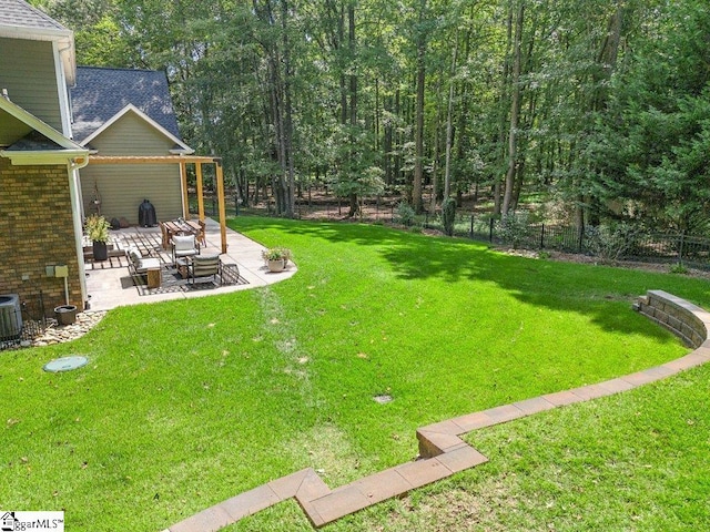 view of yard featuring a patio