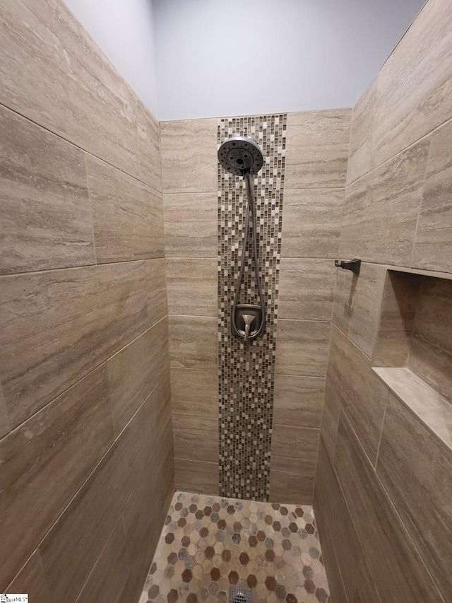 bathroom featuring a tile shower