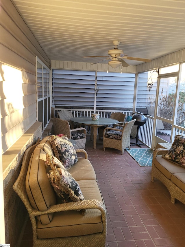 sunroom with ceiling fan