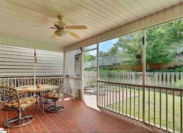 sunroom with ceiling fan