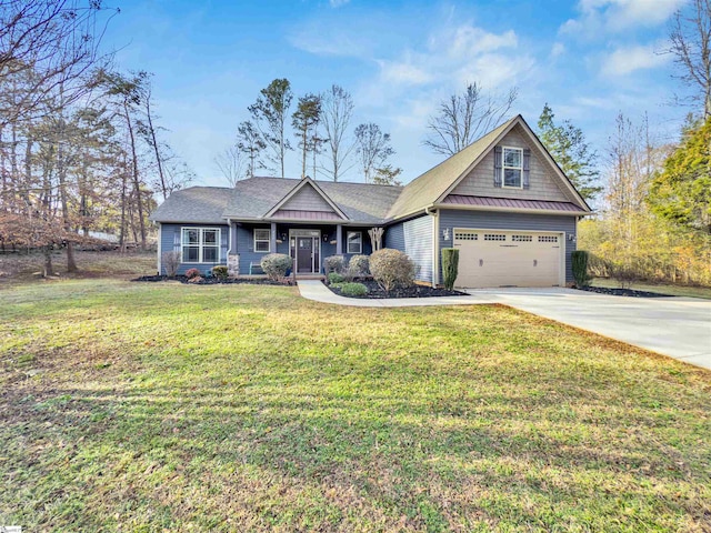 craftsman inspired home featuring a front yard