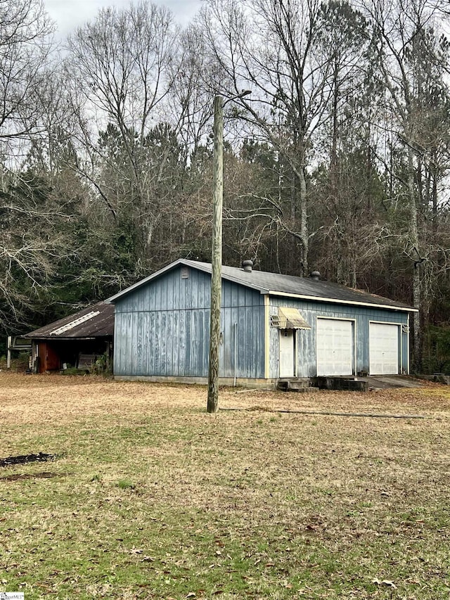 view of outdoor structure featuring a yard