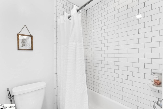 bathroom featuring toilet and shower / tub combo with curtain