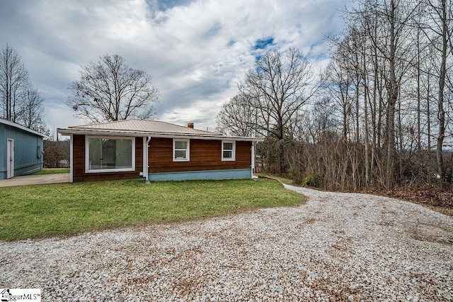 view of front of property featuring a front lawn