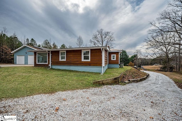 view of front of home featuring a front yard