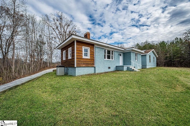 view of front of house featuring a front lawn and central AC unit