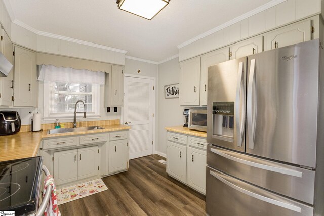 kitchen featuring crown molding, sink, stainless steel appliances, and dark hardwood / wood-style floors