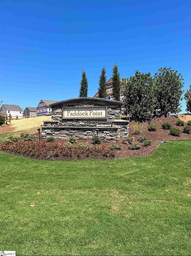 community sign with a lawn