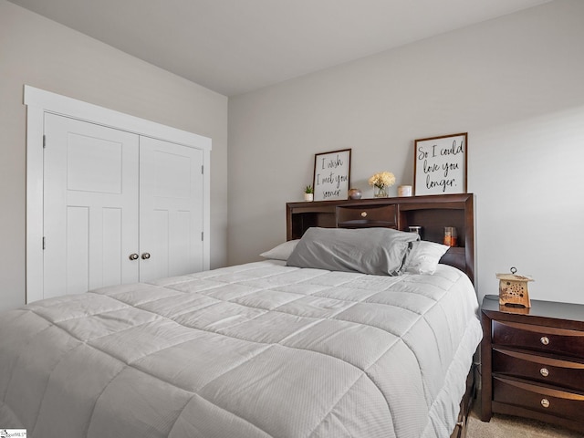 bedroom featuring carpet flooring and a closet