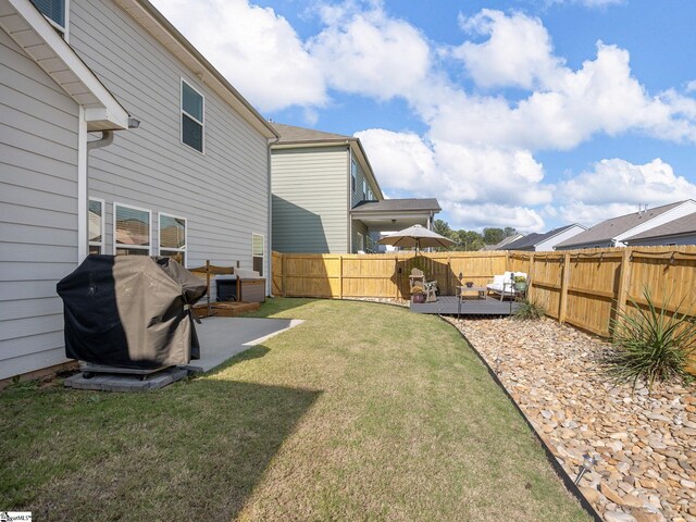 view of yard featuring a patio area and an outdoor hangout area