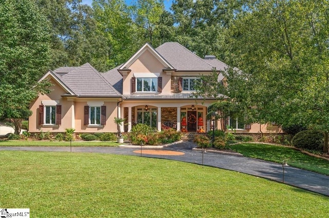 view of front of property featuring a front yard