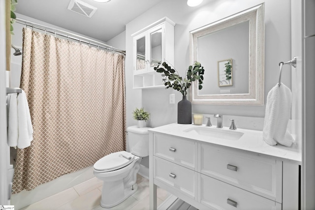 bathroom with a shower with shower curtain, vanity, and toilet