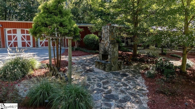 view of yard with an outbuilding