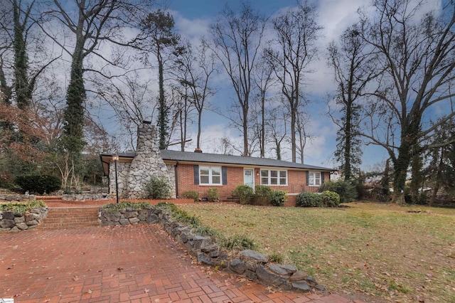 ranch-style house featuring a front yard