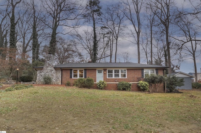 single story home featuring a front lawn