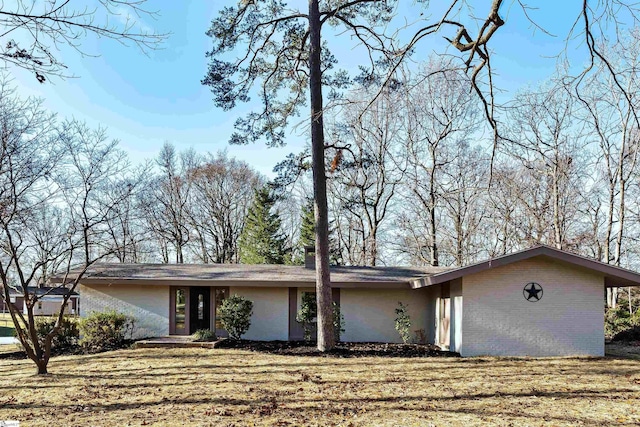 single story home with a front yard