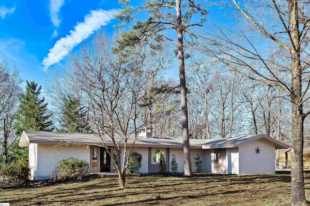 single story home featuring a front lawn