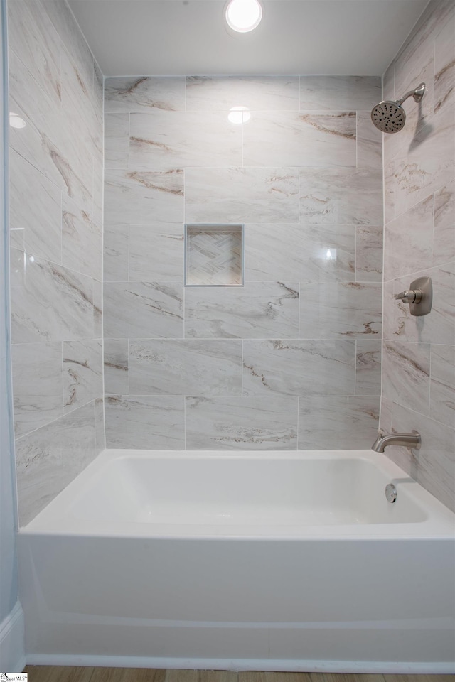 bathroom with tiled shower / bath combo