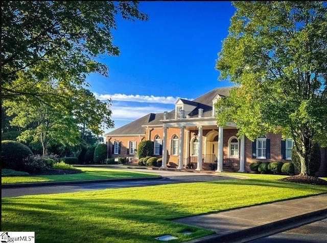 view of front of house featuring a front yard
