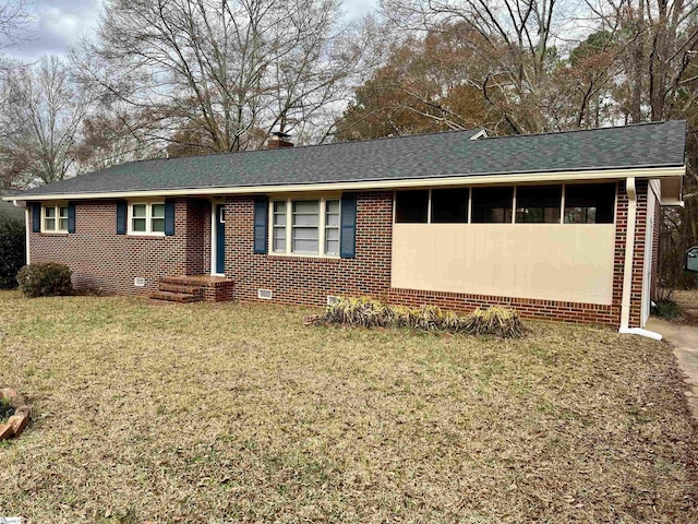 ranch-style home featuring a front lawn