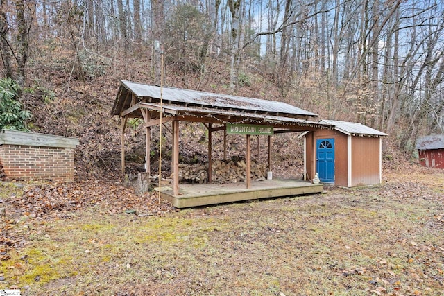 view of yard with a storage unit