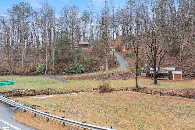 view of yard featuring an outbuilding