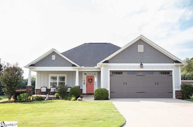 craftsman house featuring a front lawn and a garage