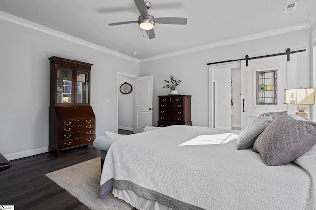 bedroom featuring ceiling fan, a barn door, crown molding, and dark hardwood / wood-style floors