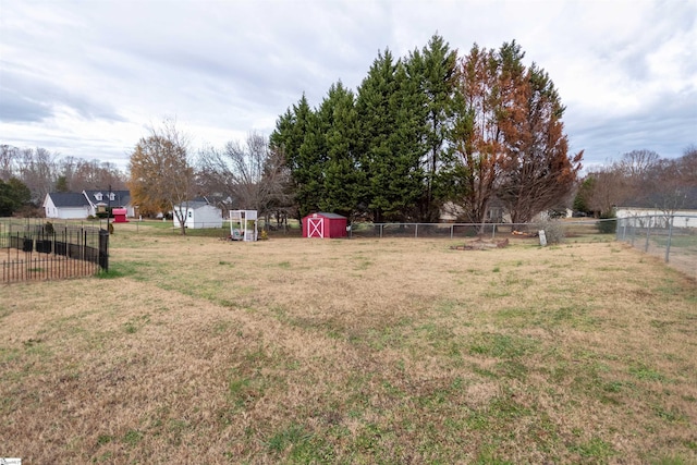 view of yard featuring a storage shed