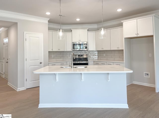 508 Pennystone Ln, Simpsonville, SC 29681 - kitchen featuring crown molding, a sink, white cabinetry, light wood-style flooring, and stainless steel appliances