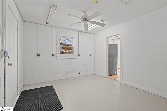 empty room featuring ceiling fan