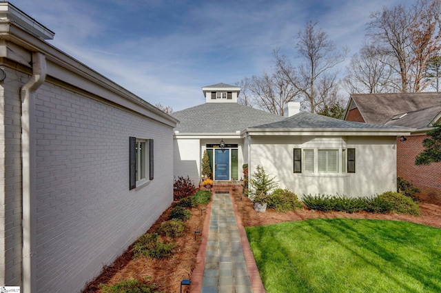 view of front of house featuring a front lawn