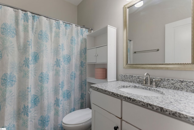 bathroom with a shower with shower curtain, vanity, and toilet