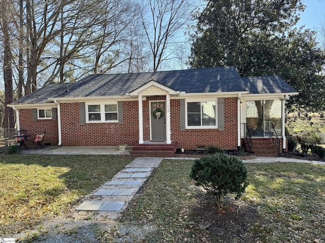 view of front of house featuring a front lawn