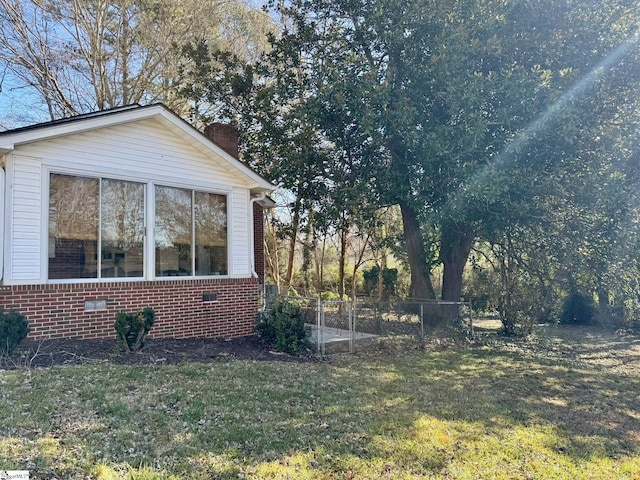 view of side of property featuring a lawn