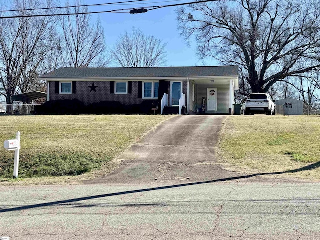 single story home with a front lawn